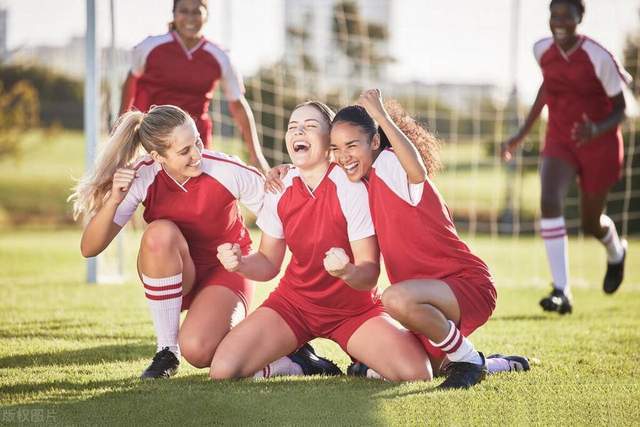 四川雅安一只幼熊爬楼吸引围观，已得到救助并将被放归